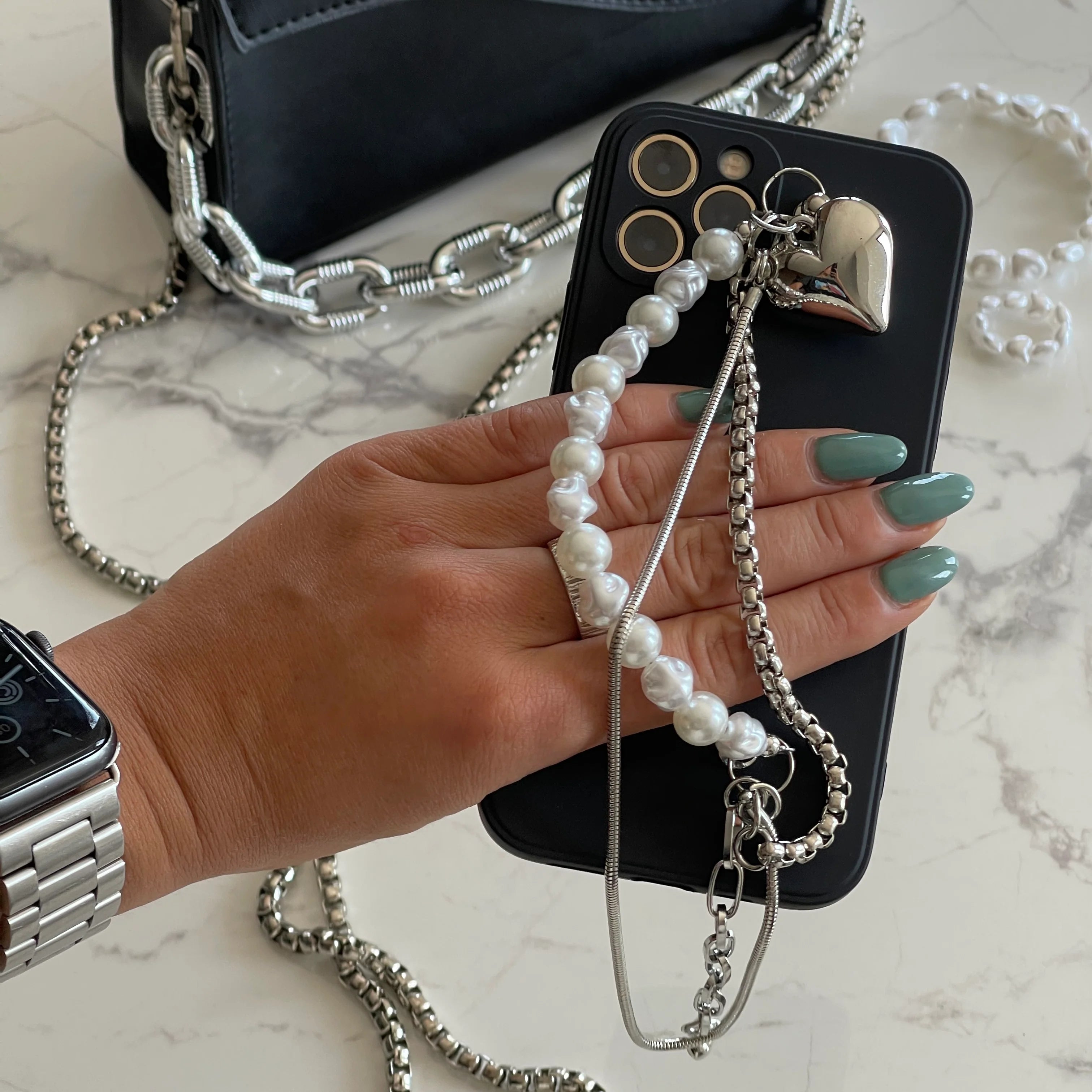 iphonecasewithpearlsandchain-3.webp
