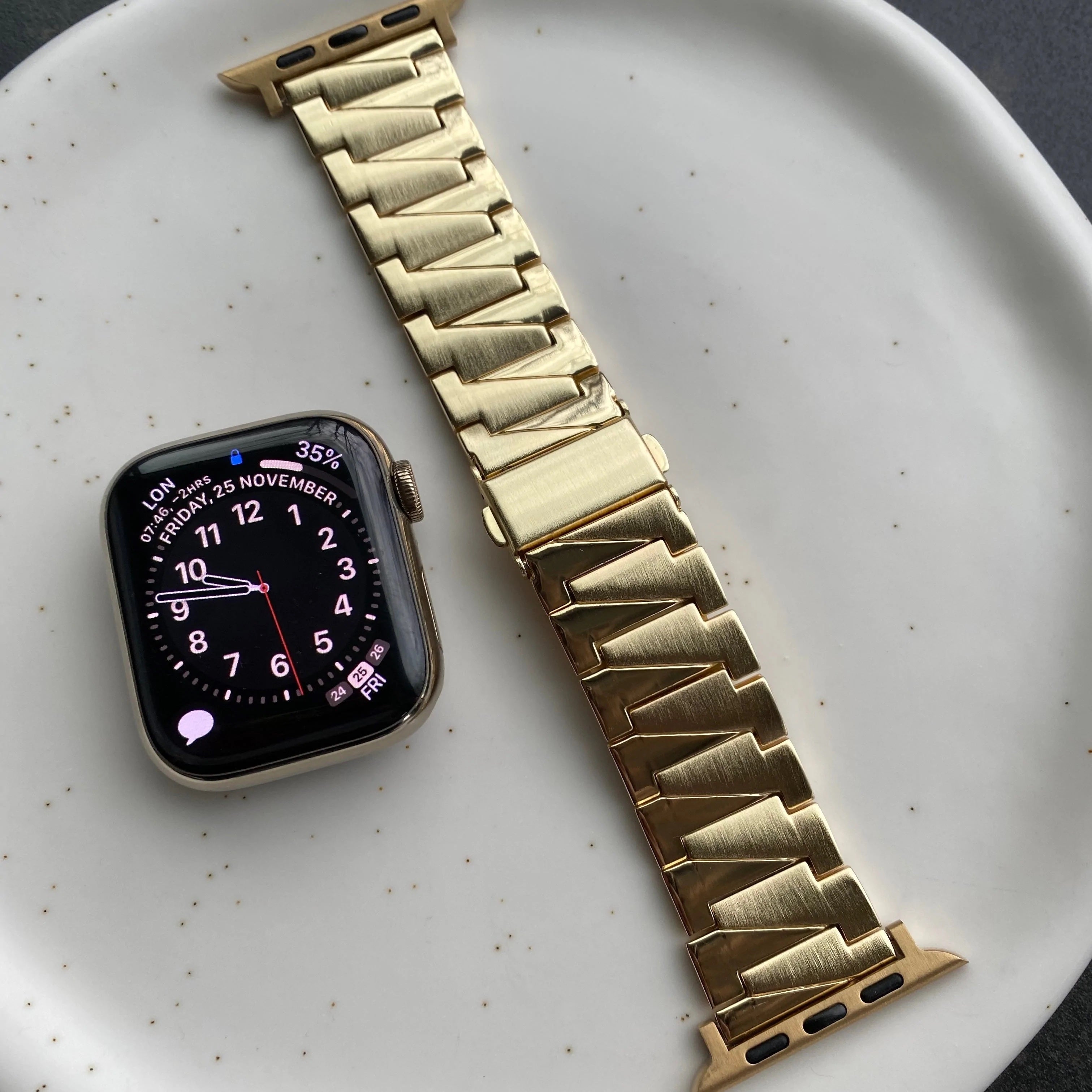 AppleWatchBand-6_aa75ee81-5a00-4935-b2bc-30a642f5c0df.jpg